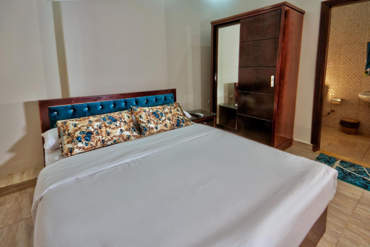 Tut Pyramids View Hotel Kafrat al Jabal Bagian luar foto