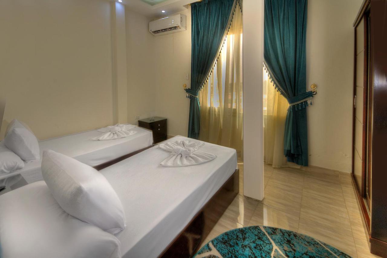 Tut Pyramids View Hotel Kafrat al Jabal Bagian luar foto