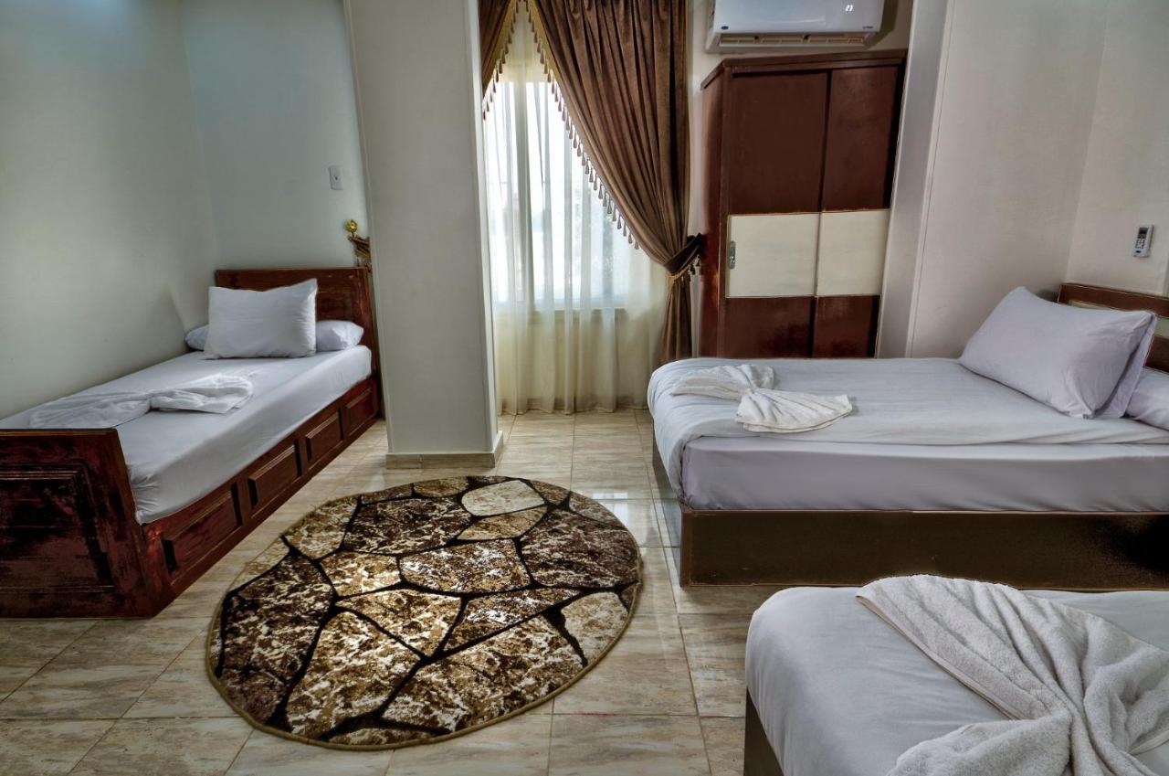 Tut Pyramids View Hotel Kafrat al Jabal Bagian luar foto