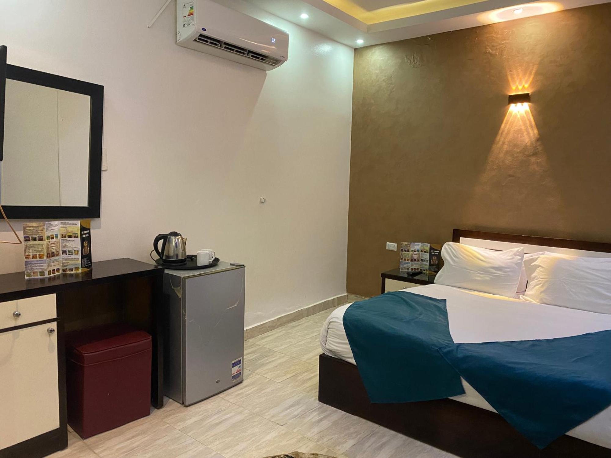 Tut Pyramids View Hotel Kafrat al Jabal Bagian luar foto