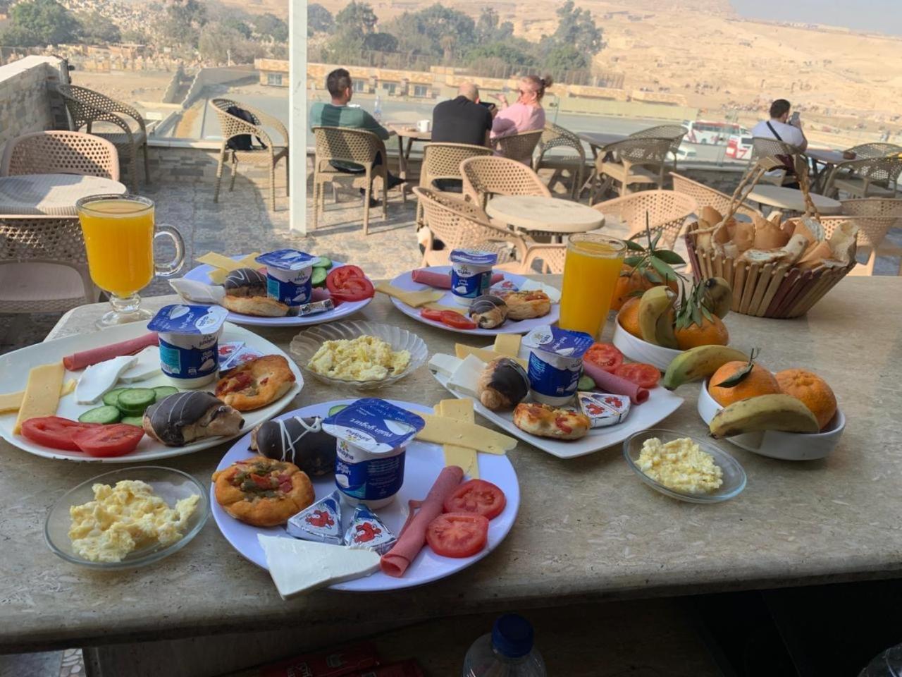 Tut Pyramids View Hotel Kafrat al Jabal Bagian luar foto